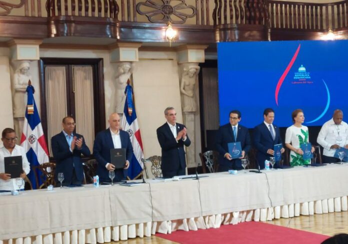En un acto encabezado por el presidente Luis Abinader, más de 100 representantes de diversas organizaciones e instituciones firmaron el “Pacto Dominicano por el Agua 2021-2036”, que compromete a sectores gubernamentales, académicos, universitarios, ambientales, municipales, empresas privadas, organismos regentes y partidos políticos en 38 acciones que aseguran el importante recurso hidrico para la República Dominicana, desde su gobernanza y gestión, hasta su preservación y cuidado.