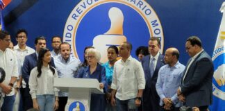 A través de Milagros Ortiz Bosch, a la que otorgó todo el poder de su representación, el presidente Luis Abinader inscribió sus aspiraciones a la reelección presidencial por el Partido Revolucionario Moderno (PRM), en un acto que contó con la presencia del presidente de esa organización política, José Ignacio Paliza, y de otros dirigentes y funcionarios.