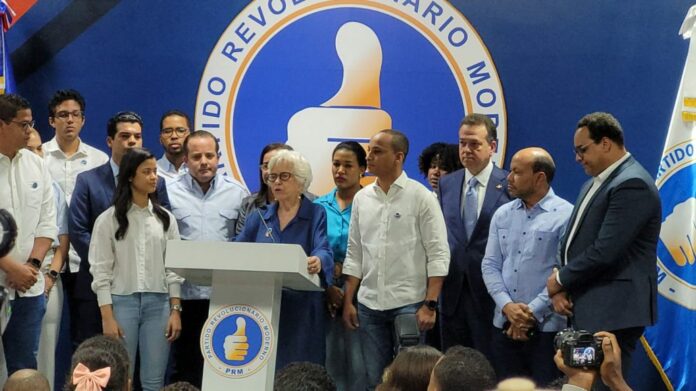 Abinader inscribe sus aspiraciones a la reelección por medio de Milagros Ortiz A través de Milagros Ortiz Bosch, a la que otorgó todo el poder de su representación, el presidente Luis Abinader inscribió sus aspiraciones a la reelección presidencial por el Partido Revolucionario Moderno (PRM), en un acto que contó con la presencia del presidente de esa organización política, José Ignacio Paliza, y de otros dirigentes y funcionarios.