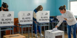 Ecuatorianos buscan a su nuevo presidente en elecciones extraordinarias