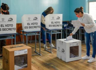 Ecuatorianos buscan a su nuevo presidente en elecciones extraordinarias