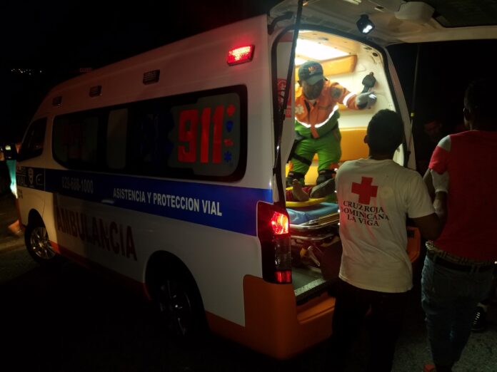 Un accidente de tránsito ocurrido la madrugada de este jueves al deslizarse un camión dejó el saldo de tres personas muertas y una herida. El hecho ocurrió en la carretera Federico Basilis (La Vega-Jarabacoa), próximo al tramo La Virgen.