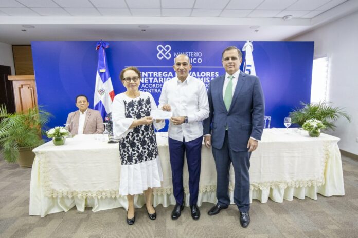 La Procuraduría General de la República (PGR) entregó ayer jueves a distintas instituciones gubernamentales y Organizaciones Sin Fines de Lucro (ONG) que luchan contra las drogas un monto de más de RD$391 millones de pesos, que fueron decomisados mediante sentencias definitivas e irrevocablemente juzgadas en casos de condenados por narcotráfico y lavado de activos en diferentes jurisdicciones del país.