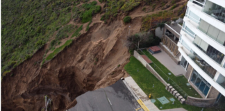 Un enorme socavón en la tierra ha dejado en riesgo de derrumbe un edificio residencial ubicado en Viña del Mar, cercano al límite de la comuna de Concón, en la región de Valparaíso, Chile.