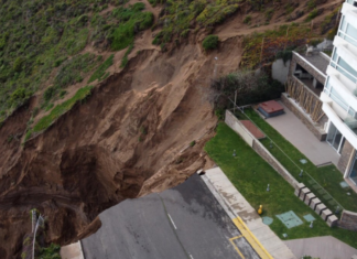 Un enorme socavón en la tierra ha dejado en riesgo de derrumbe un edificio residencial ubicado en Viña del Mar, cercano al límite de la comuna de Concón, en la región de Valparaíso, Chile.