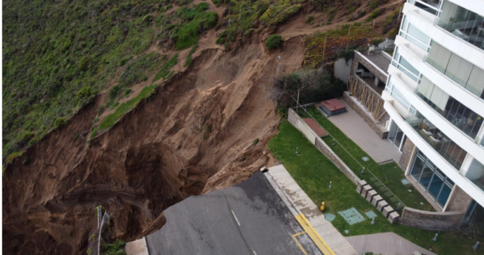 Un enorme socavón en la tierra ha dejado en riesgo de derrumbe un edificio residencial ubicado en Viña del Mar, cercano al límite de la comuna de Concón, en la región de Valparaíso, Chile.