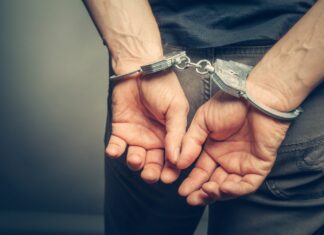 Arrestan a alumno por amenaza de bomba en escuela