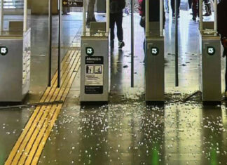 Manifestantes chilenos causan destrozos en el Metro de Santiago por alza del transporte público
