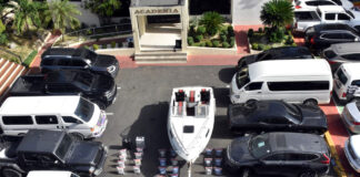 La Dirección Nacional de Control de Drogas (DNCD) y miembros del Ministerio Público, apresaron a cuatro hombres y ocuparon 190 paquetes presumiblemente cocaína, en dos operaciones simultáneas, realizadas en el municipio Santo Domingo Este y la provincia la Altagracia.