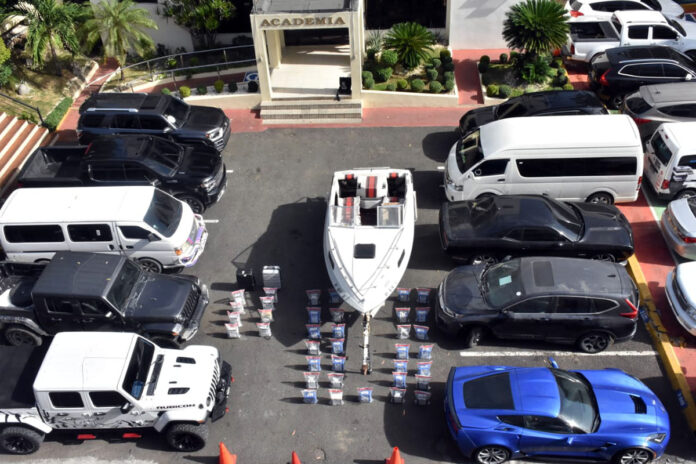 La Dirección Nacional de Control de Drogas (DNCD) y miembros del Ministerio Público, apresaron a cuatro hombres y ocuparon 190 paquetes presumiblemente cocaína, en dos operaciones simultáneas, realizadas en el municipio Santo Domingo Este y la provincia la Altagracia.