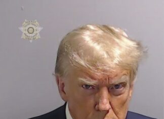 Trump se entrega en una cárcel del condado de Fulton Donald Trump abandonó Atlanta después de entregarse en la cárcel del condado de Fulton por más de una docena de cargos derivados de sus intentos por revertir los resultados de las elecciones de 2020 en Georgia. Se trata de la cuarta vez este año que el expresidente enfrenta cargos penales.
