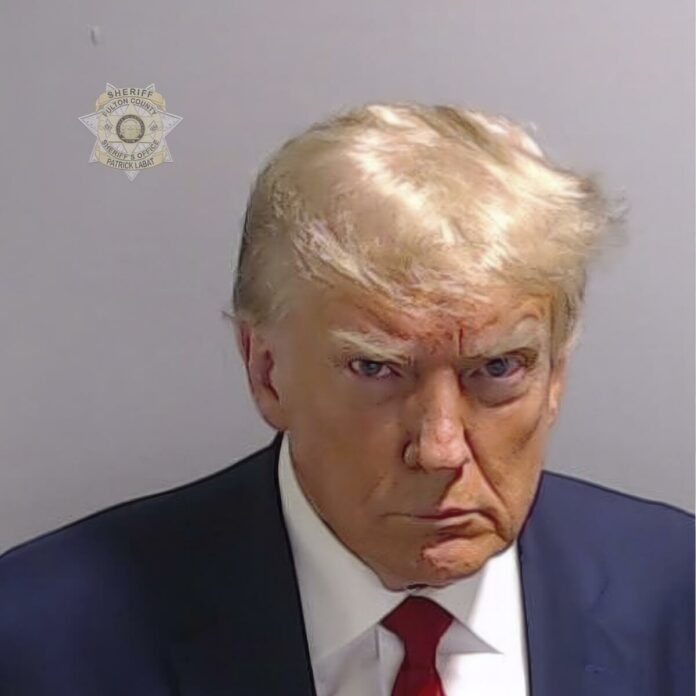 Donald Trump abandonó Atlanta después de entregarse en la cárcel del condado de Fulton por más de una docena de cargos derivados de sus intentos por revertir los resultados de las elecciones de 2020 en Georgia. Se trata de la cuarta vez este año que el expresidente enfrenta cargos penales.