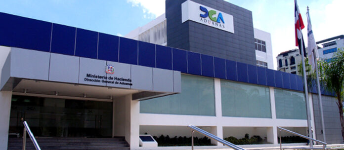 La Dirección General de Aduanas (DGA) encabezó varios allanamientos a establecimientos comerciales en los que fueron arrestados cuatro miembros de una organización criminal dedicada a la venta y distribución de bebidas alcohólicas falsificadas, vencidas y que violan las normas de etiquetado.
