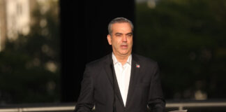 El presidente de la República, Luis Abinader, ganaría las próximas elecciones presidenciales 2024-2028 con un 55.2% de los votos, así lo detalla una encuesta publicada este miércoles por Markestrategia y realizada a una muestra de personas inscritas en el padrón de la Junta Central Electoral.