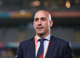 Presidente de la Federación Española de Fútbol se disculpa por besar a una jugadora tras ganar el Mundial