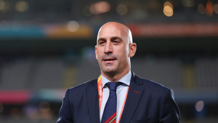 Presidente de la Federación Española de Fútbol se disculpa por besar a una jugadora tras ganar el Mundial