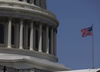 Evacuan edificio del Senado de Estados Unidos ante posible presencia de hombre armado La Policía del Capitolio de Estados Unidos ha evacuado este miércoles uno de los edificios de oficinas del Senado después de recibir una alerta telefónica sobre un posible tirador activo en la zona.