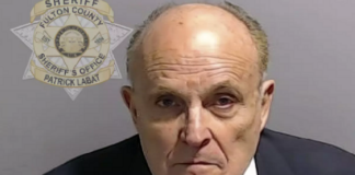 El abogado Rudy Giuliani, uno de los más fieles aliados del expresidente Donald Trump, se ha entregado este miércoles ante las autoridades de Georgia para rendir cuentas por su supuesta implicación en una red criminal que tenía por objetivo revertir los resultados de las elecciones de 2020.