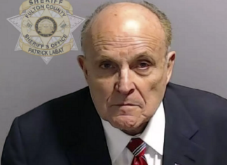 El abogado Rudy Giuliani, uno de los más fieles aliados del expresidente Donald Trump, se ha entregado este miércoles ante las autoridades de Georgia para rendir cuentas por su supuesta implicación en una red criminal que tenía por objetivo revertir los resultados de las elecciones de 2020.