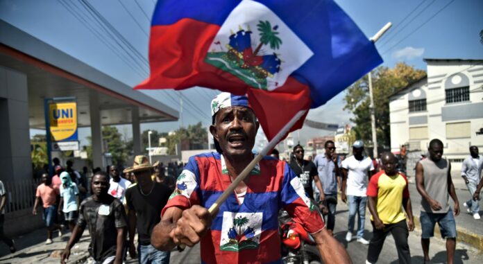 El jefe de la ONU para los derechos humanos, Volker Türk, hizo públicos este viernes una serie de eventos criminales que se registran en Haití y que hacen muy urgente el despliegue de una fuerza internacional que ayude a detener la ola de extrema violencia que ha llevado al asesinato de cerca de 2,500 personas desde inicios de año.