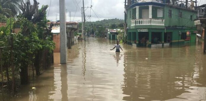 La Defensa Civil en San Cristóbal reportó una persona fallecida en el barrio el Zumbón en Hatillo, por la tormenta Franklin. El cadáver, aún no identificado, fue rescatado, y se espera por un médico legista para su levantamiento del lugar.