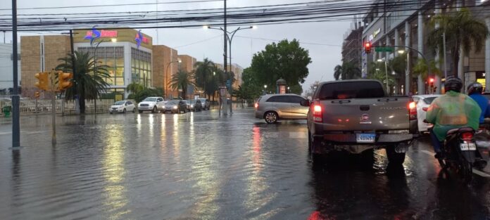 Severas inundaciones se prevén, meteorólogo exhorta no descuidarse El aeropuerto de Barahona más había acumulado 70 milímetros de lluvias antes de las 5:00 de la mañana de este miércoles, mientras que San Cristóbal inundaciones severas tenía 122 milímetros.