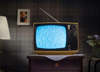 Hoy hace justo 71 años se encendió la primera señal de televisión en República Dominicana. Ese 1 de agosto de 1952 en La Voz Dominicana, canal 4, María Cristina Camilo se convertía en la primera mujer en aparecer en pantalla y “Romance campesino”, con Felipa y Macario, en el primer programa en difundirse.