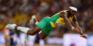 El insólito salto del jamaiquino Carey McLeod, que ‘voló’ como Superman en el Mundial de Atletismo