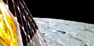 Con estas palabras el primer ministro indio, Narendra Modi, celebró que su país se convirtiera este miércoles en la primera nación en aterrizar una nave no tripulada cerca del polo sur del satélite natural de la Tierra. La misión Chandrayaan-3 consiguió llevar un módulo, el cual contiene un vehículo guiado a control remoto que recorrerá esta inexplorada zona de la Luna, para buscar hielo a base de agua. Este hito también convirtió a India en el cuarto país en lograr un aterrizaje suave en la Luna.