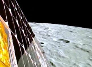 Con estas palabras el primer ministro indio, Narendra Modi, celebró que su país se convirtiera este miércoles en la primera nación en aterrizar una nave no tripulada cerca del polo sur del satélite natural de la Tierra. La misión Chandrayaan-3 consiguió llevar un módulo, el cual contiene un vehículo guiado a control remoto que recorrerá esta inexplorada zona de la Luna, para buscar hielo a base de agua. Este hito también convirtió a India en el cuarto país en lograr un aterrizaje suave en la Luna.