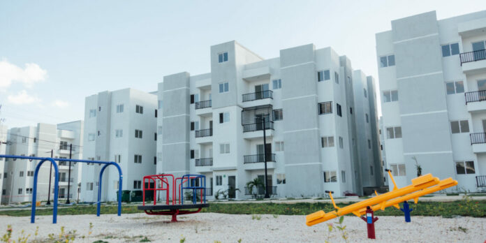 Encuentran mujer muerta en Ciudad Modelo Una mujer fue encontrada muerta en el Residencial Ciudad Modelo, ubicado en Santo Domingo Norte. De acuerdo a las declaraciones de los residentes, la fémina era empleada del condominio