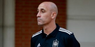 Luis Rubiales, presidente de la Federación Española de Fútbol, aseguró durante la Asamblea General de dicho organismo que no tiene pensado dimitir por la polémica por el beso que dio a la futbolista Jenni Hermoso tras ganar el Mundial femenino, que definió como «espontáneo, mutuo, eufórico y consentido» aunque pidió disculpas «por el contexto en el que se produjo».