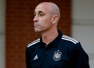 Luis Rubiales, presidente de la Federación Española de Fútbol, aseguró durante la Asamblea General de dicho organismo que no tiene pensado dimitir por la polémica por el beso que dio a la futbolista Jenni Hermoso tras ganar el Mundial femenino, que definió como «espontáneo, mutuo, eufórico y consentido» aunque pidió disculpas «por el contexto en el que se produjo».