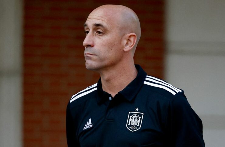 Rubiales no dimite a pesar de las criticas Luis Rubiales, presidente de la Federación Española de Fútbol, aseguró durante la Asamblea General de dicho organismo que no tiene pensado dimitir por la polémica por el beso que dio a la futbolista Jenni Hermoso tras ganar el Mundial femenino, que definió como «espontáneo, mutuo, eufórico y consentido» aunque pidió disculpas «por el contexto en el que se produjo».