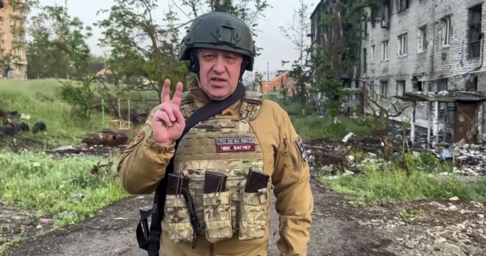 El jefel del Grupo Wagner, Yevgeny Prigozhin, murió este miércoles en un accidente aéreo, según reportaron agencias internacionales. El avión privado en el que se trasladaba el jefe mercenario y ex aliado de Vladimir Putin se estrelló en la región de Tver de Moscú, matando a las diez personas a bordo, dijeron el miércoles los servicios de emergencia rusos. La noticia fue informada por BBC y AFP, en un principio y medios rusos.