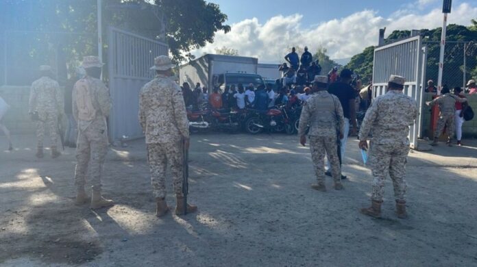 Haitianos que exigían la liberación de un compatriota que permanecía detenido por la Policía Nacional de Haití escenificaron el incidente violento que degeneró este jueves en el cierre del paso fronterizo Elías Piña-Carrizal.