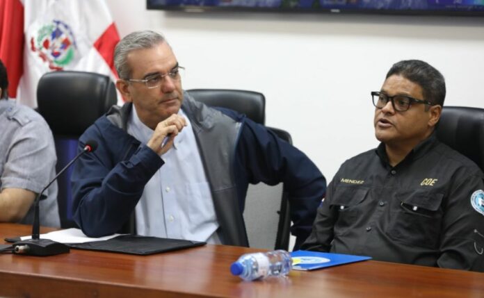 El presidente Luis Abinader se encuentra reunido la tarde de este lunes con los organismos que integran el Centro de Operaciones de Emergencia (COE) y otras entidades, con las cuales elaborará un plan de contingencia por el paso de la tormenta tropical Franklin en la República Dominicana.