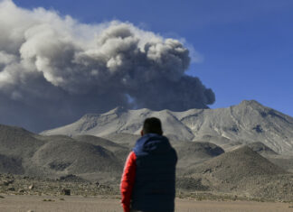 El volcán Ubinas en Perú registra una fuerte explosión con emisión de cenizas