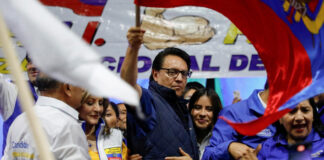 En un video recientemente publicado en la red social X, un grupo de personas encapuchadas que se autodenominan «Los Lobos» se atribuyen la responsabilidad del asesinato del candidato ecuatoriano Fernando Villavicencio.