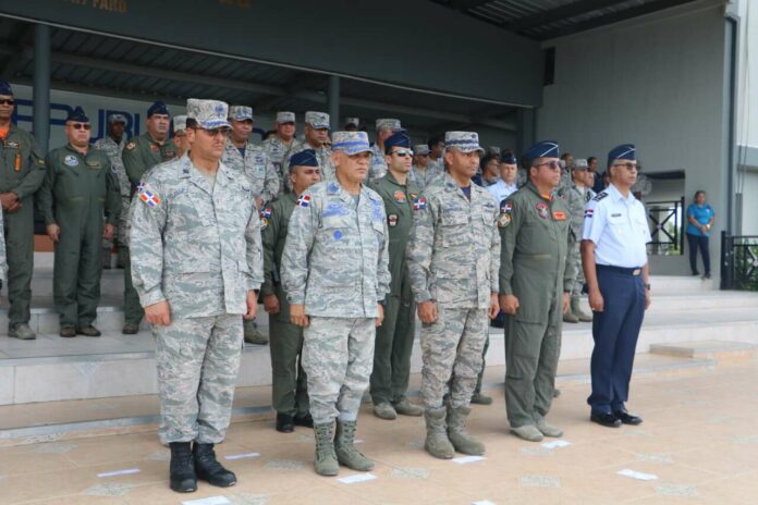 El presidente Luis Abinader emitió el decreto 366-23 donde dispone la creación de una Base Aérea en la provincia de Barahona, bajo el nombre de Comando Sur de la Fuerza Aérea de República Dominicana.
