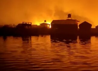 Incendio forestal en el lago Titicaca pone en peligro la isla de Los Uros en Perú