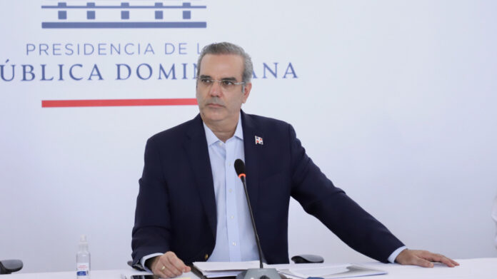 El presidente Luis Abinader lamentó el fallecimiento del veterano comunicador y periodista Álvaro Alvelo hijo.