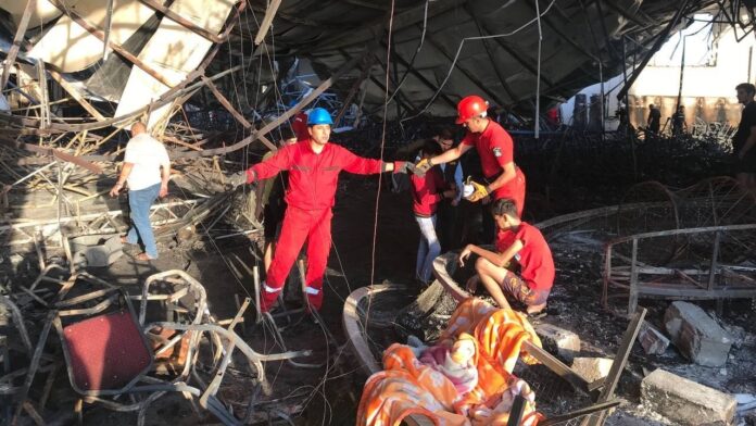 Al menos 114 personas han muerto y más de 200 han resultado heridas por un incendio esta madrugada en la sala donde se festejaba una boda en la provincia de Nínive, en el norte de Irak, mientras que el Ministerio de Salud del país indicó que la situación está «bajo control».