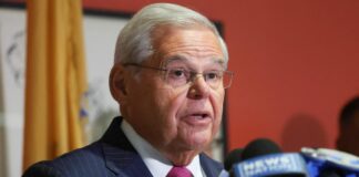 El senador estadounidense Bob Menéndez se declaró este miércoles no culpable de cargos federales de soborno en un tribunal de Manhattan (Nueva York) días después de ser acusado por la Fiscalía de corrupción en favor del gobierno egipcio y de varios empresarios.