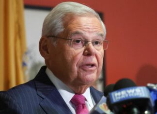 El senador Menéndez se declara no culpable de cargos de soborno en Nueva York El senador estadounidense Bob Menéndez se declaró este miércoles no culpable de cargos federales de soborno en un tribunal de Manhattan (Nueva York) días después de ser acusado por la Fiscalía de corrupción en favor del gobierno egipcio y de varios empresarios.