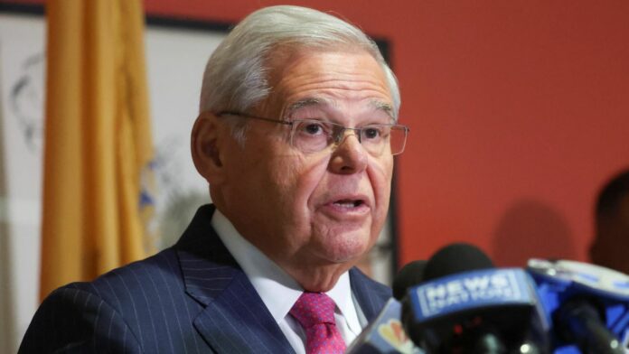 El senador estadounidense Bob Menéndez se declaró este miércoles no culpable de cargos federales de soborno en un tribunal de Manhattan (Nueva York) días después de ser acusado por la Fiscalía de corrupción en favor del gobierno egipcio y de varios empresarios.