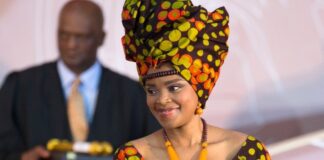 Zoleka Mandela, activista, escritora y nieta de Nelson Mandela, murió este lunes a los 43 años por un cáncer en diferentes partes de su cuerpo, anunció hoy su familia.