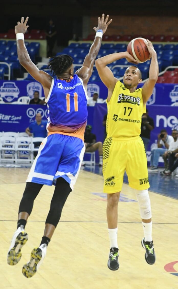 El club Rafael Barias estuvo imponente para vencer 90-72 a Huellas del Siglo en el choque de cierre de la jornada de este miércoles en la serie regular del 47 Torneo de Baloncesto Superior del Distrito Nacional (TBS Distrito 2023), que tuvo lugar el Palacio de los Deportes Virgilio Travieso Soto.