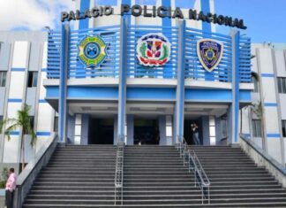 Senado modifica ley rige la Policía Nacional y aprueba uso de videocámaras en uniformes El Senado de la República aprobó en segunda lectura el proyecto que modifica la Ley Orgánica de la Policía Nacional 590-16, que dispone el uso de dispositivos de videocámaras en los uniformes de agentes y patrullas de la Policía Nacional durante el ejercicio de sus funciones.