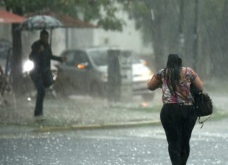 La Onamet informó que nuestra área de pronósticos no presentará modificaciones importantes en las primeras horas del día, el cielo permanecerá con nubes dispersas a medio nublado en ocasiones en gran parte del país, excepto hacia las regiones este, noreste y litoral costero caribeño, donde el viento predominante del noreste mantendrá su arrastre de nubes con chubascos pasajeros de corta duración.